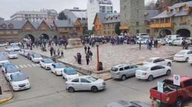 Taxistas paralizan el Centro Cívico de Bariloche en protesta contra Uber