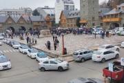 Taxistas paralizan el Centro Cívico de Bariloche en protesta contra Uber