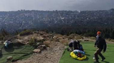 Conflicto por zona de aterrizaje de parapentes en Bariloche: construcciones ilegales bloquean calles públicas