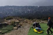 Conflicto por zona de aterrizaje de parapentes en Bariloche: construcciones ilegales bloquean calles públicas