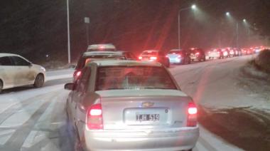 (Video) Nevada en Bariloche: caos de tránsito y quejas de los vecinos por "falta de previsión"