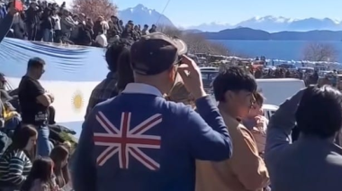 Un distraído suelto en el Memorial de Malvinas