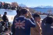 Un distraído suelto en el Memorial de Malvinas