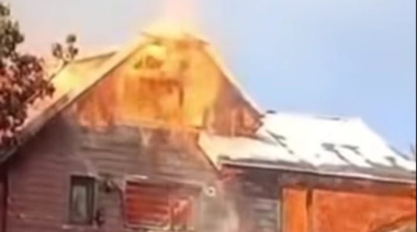 (VIDEO) Voraz incendio en una vivienda de cerro Runge provocó daños totales