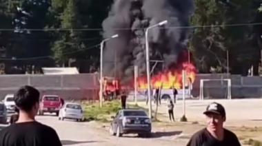 INCENDIO TOTAL DE COLECTIVO DE LA LÍNEA 60 EN BARRIO EVA PERÓN
