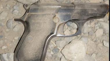 Dos detenidos tras arrojar un arma desde un vehículo durante patrullaje policial