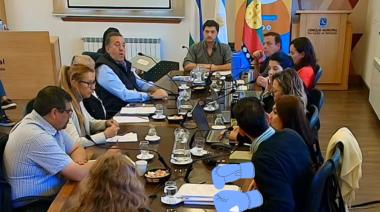 Sesión "caliente" en el Concejo: hormigonera rota, pagos cuestionados y conflicto en el EMPROTUR