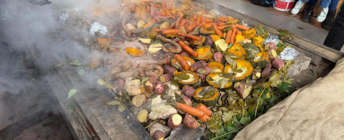 ​​​​​​​Colonia Suiza revivió el ritual del curanto ante una multitud que desbordó la feria