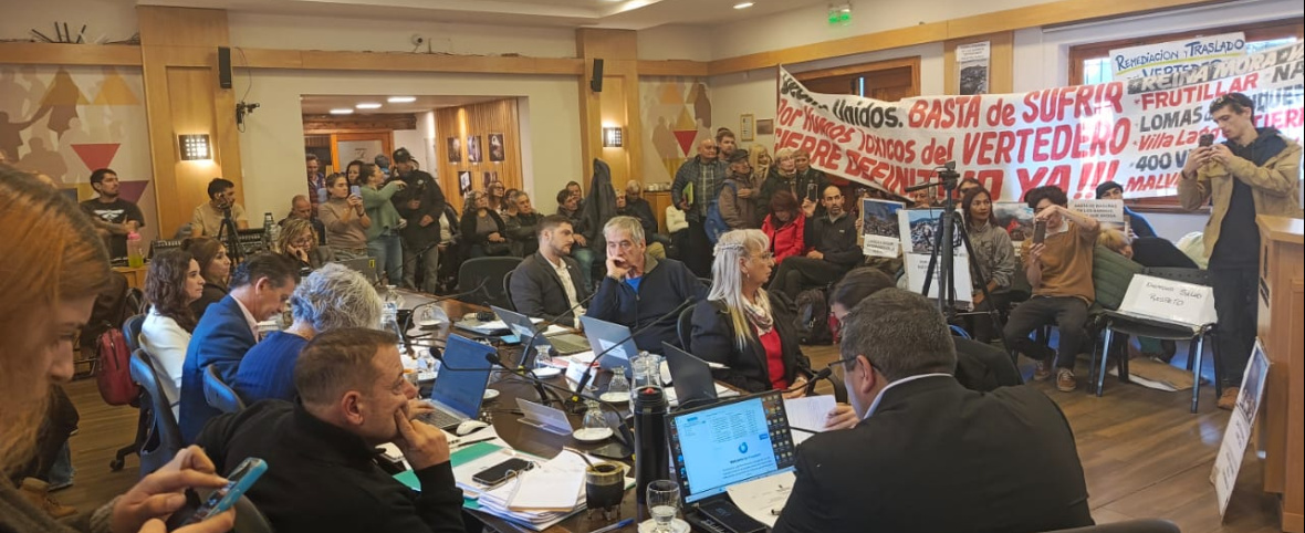 Una sesión extraordinaria en feriado para votar el pliego del vertedero