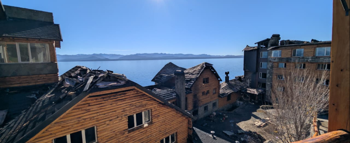 (VIDEO) Así quedó el Hotel Huemul, un ícono de casi 90 años, hecho cenizas