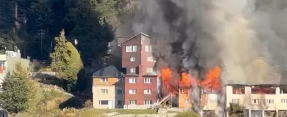 (VIDEOS) Un incendio de gran magnitud consume parte del Hotel Huemul