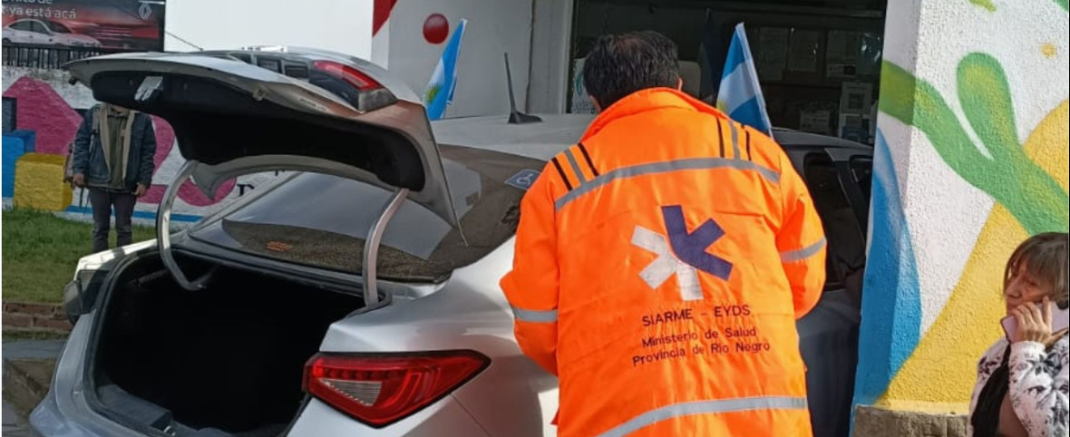 Impactante choque en el centro: un Uber terminó incrustado en una distribuidora