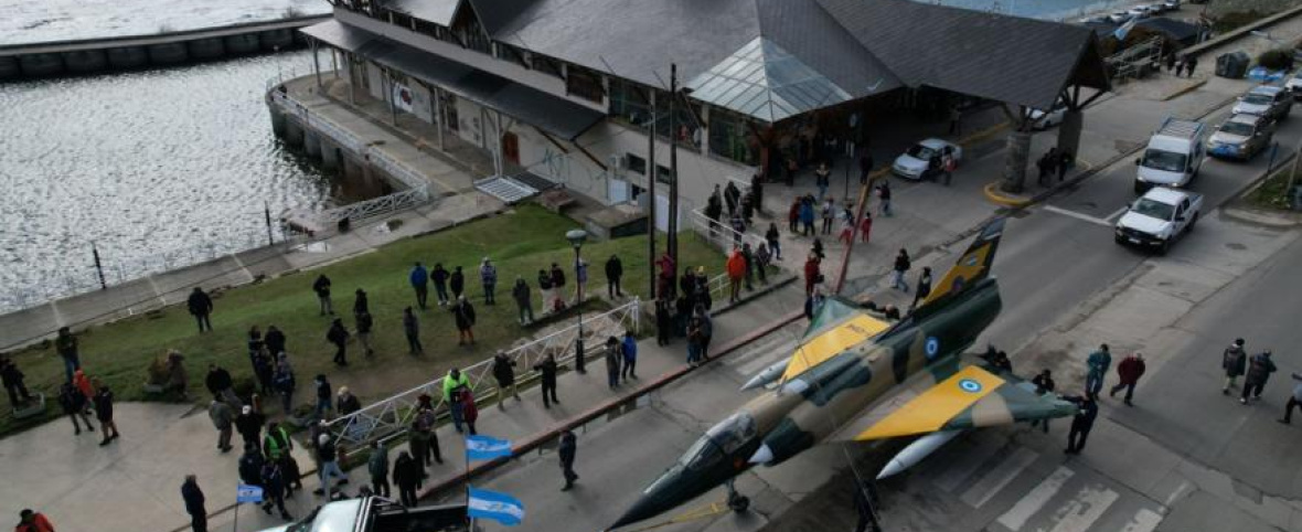 A un año de un día histórico: el Mirage III llegó a su lugar en el Nahuel Huapi