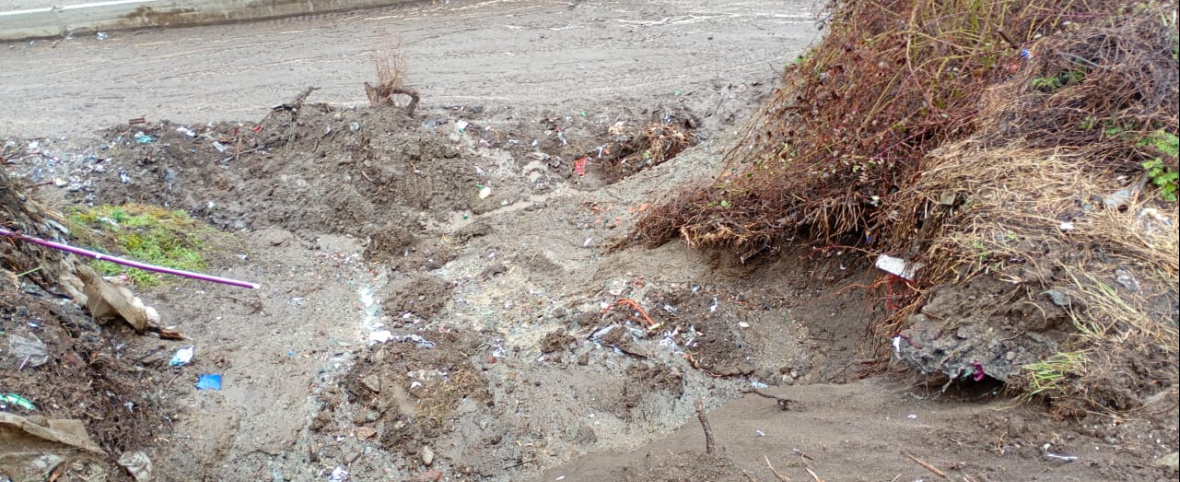 Un nuevo derrumbe en la Barda del Ñireco: tierra, rocas y barro cayeron sobre el camino en obra