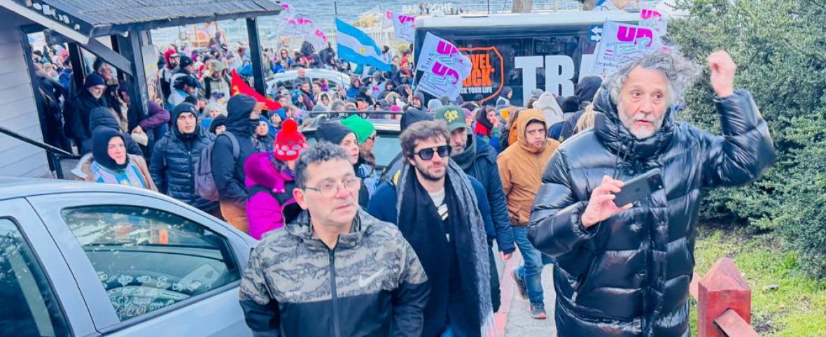 "Hay que poner la cara": lo que le dijo Fito Páez a Bache3000 en la marcha de Bariloche