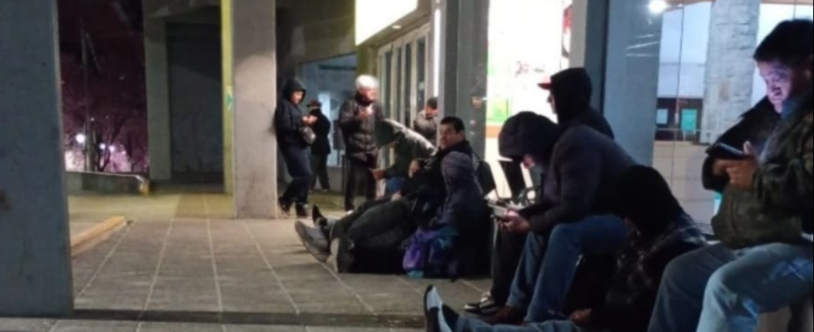 El forobardo estalló por el sistema de turnos del Hospital Zonal Bariloche: "nos tienen afuera como animales"