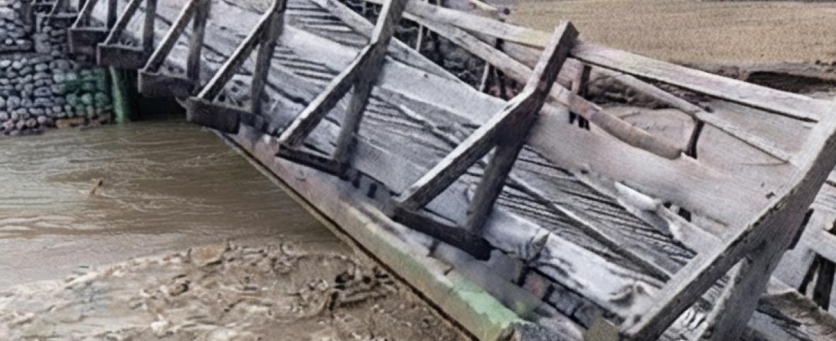 Se cayó el puente de acceso a Pampa Linda por la crecida del río Manso