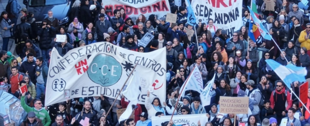 Bariloche se suma a la marcha federal en defensa de la Ley de Tierras y la universidad pública