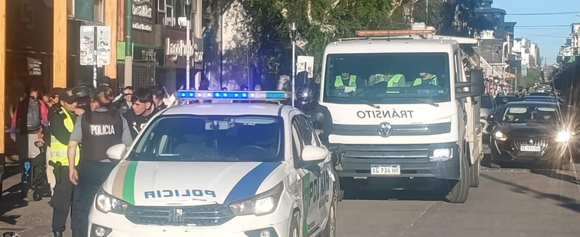 Persecución a contramano en pleno centro de Bariloche terminó con conductores detenidos en la calle Mitre