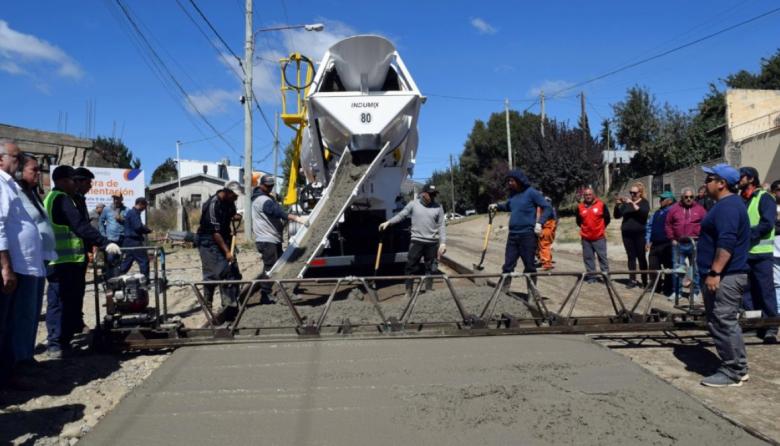 ¡No pegan una! el municipio tapó las cloacas de las calles que pavimentó en 9 de Julio