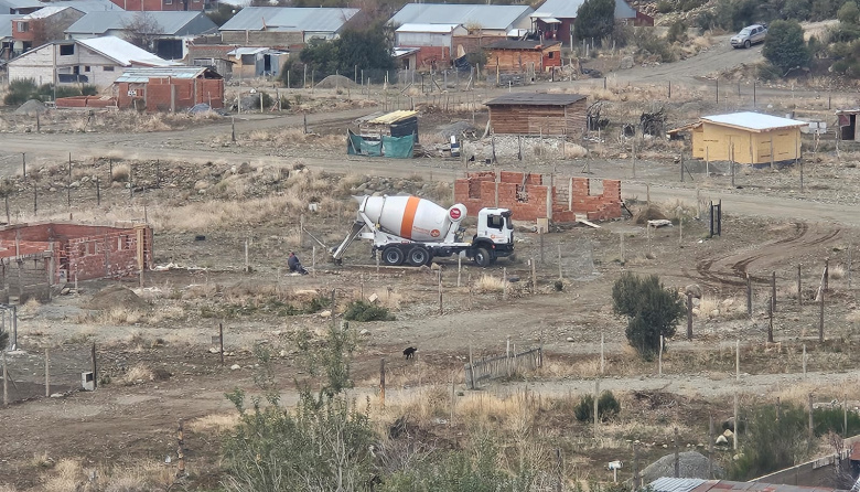 ¿Recursos públicos para beneficio privado? llevan hormigón a un terreno particular