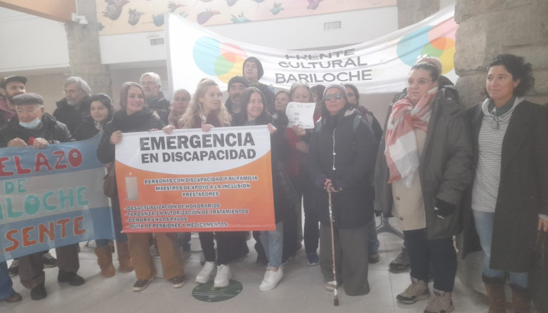 Familias de personas con discapacidad se movilizaron al hospital público por la crisis con ANDIS