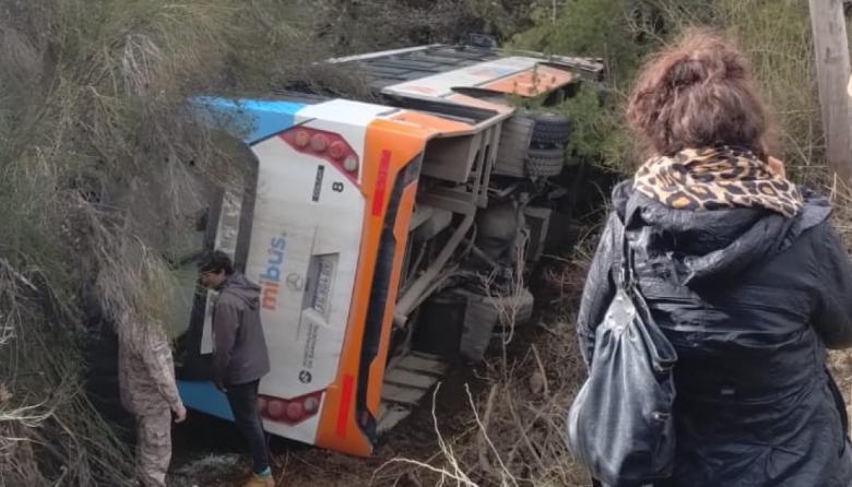 (Video) Con pasajeros a bordo: Volcó un colectivo de MI BUS camino a Catedral