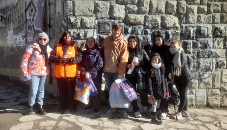 Iglesia local entrega abrigo y alimentos a trabajadores de estacionamiento medido