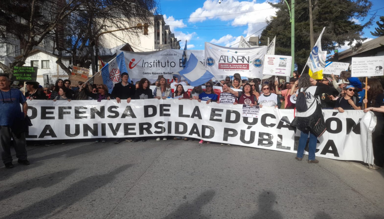 Plaza de festejo: Bariloche celebró el rechazo al veto universitario tras una masiva movilización