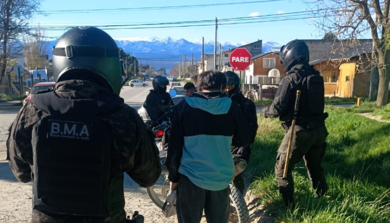 Detienen a un hombre que circulaba en una moto robada y era buscado por la justicia