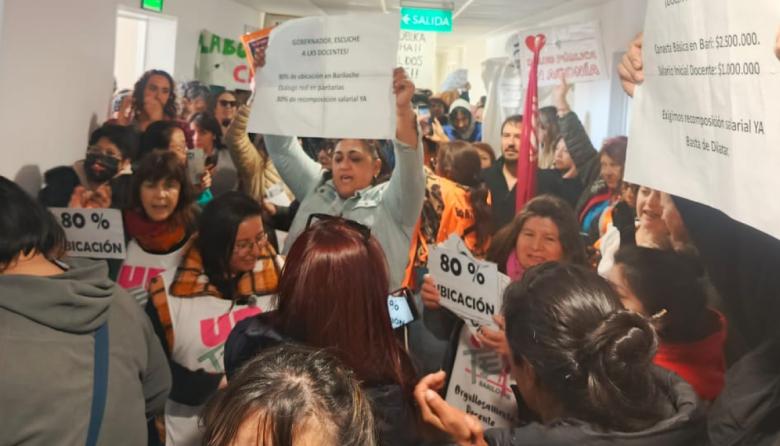 Protesta sindical impide recorrida oficialista del nuevo edificio del Hospital Zonal Ramón Carrillo