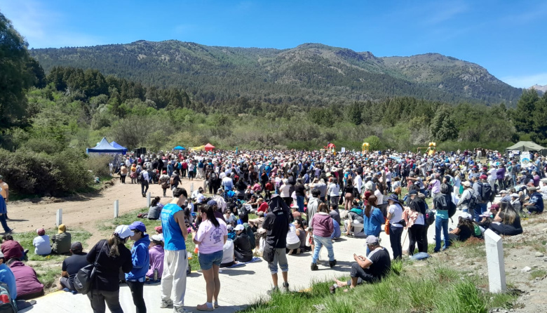 Miles de fieles colmaron la peregrinación a la Virgen de las Nieves con corte total de la Ruta 82