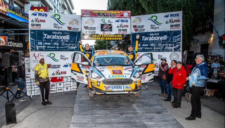 ¡Rugido de motores en el corazón de Bariloche! El intendente dio el presente en la largada del Rally Coronación