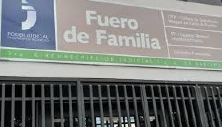 Justicia atribuyó vivienda a adolescente hasta los 21 años y rechazó pedido del abuelo paterno que reclamaba el inmueble