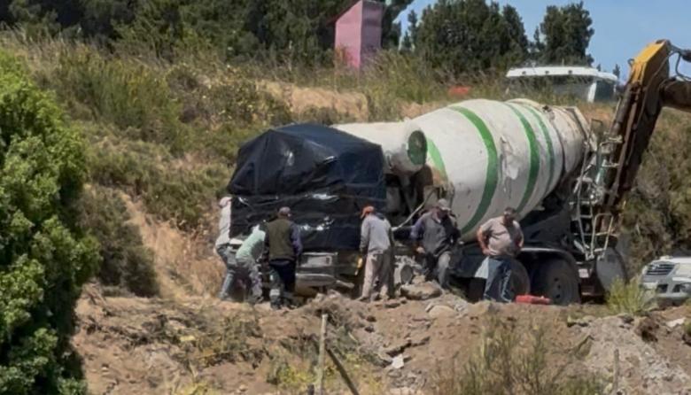 (Video) Vecinos habían advertido sobre el riesgo: camión se hunde en obra de edificios sobre morena glaciaria
