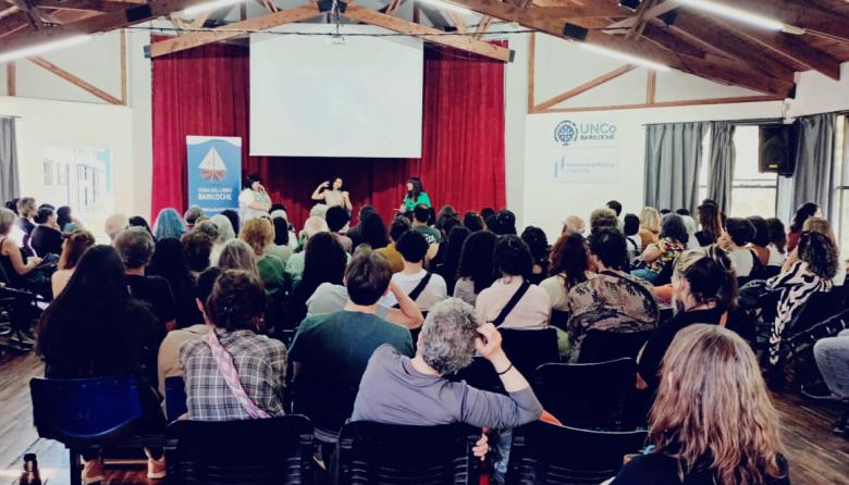 La Universidad realizó la primera Feria del Libro de Bariloche con 800 visitantes y sin apoyo estatal