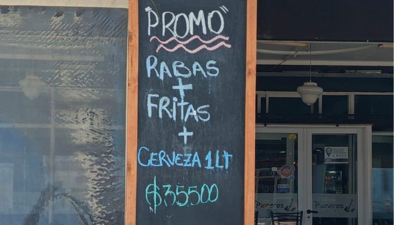 ¿Cuánto sale comer en Las Grutas? El sector gastronómico seduce a los turistas con promos y ofertas para dos personas