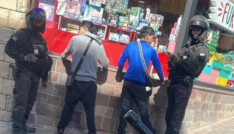 Caen dos "delivery narco" con droga fraccionada y una moto robada tras circular en contramano