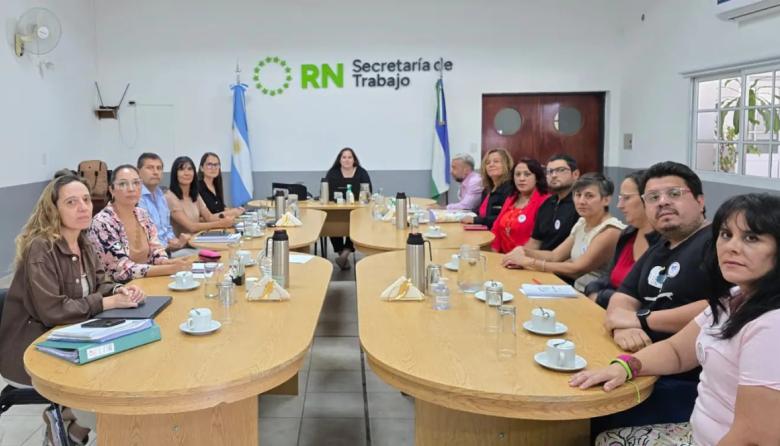 Río Negro ofrece actualización salarial bimestral y $250.000 de compensación a docentes en paritarias con UNTER