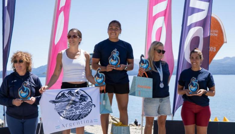 Cruce del Nahuel Huapi: la barilochense Mayte Puca se quedó con el primer lugar en una jornada que reunió a nadadores de todo el país