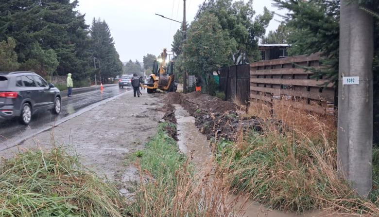 Municipio intervino en varios puntos de la ciudad tras las lluvias del martes