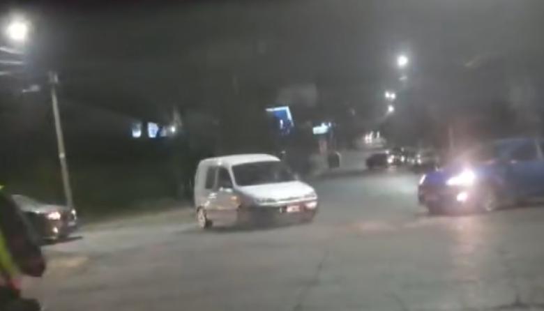 (Video) Otra fuga de control de alcoholemia: un conductor retrocedió en contramano por Elordi para escapar