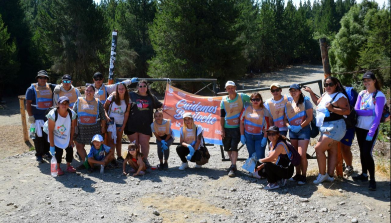 Vecinos y cooperativistas limpiaron el Parque de la Usina en una nueva jornada del programa "Cuidemos Bariloche"