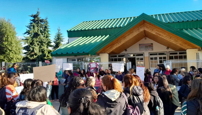 UnTER Bariloche denuncia cierre de cargos en nivel inicial mientras Educación justifica la medida por caída de matrícula