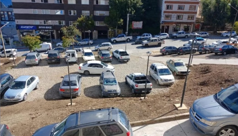 Polémica por el uso del estacionamiento del Hospital Zonal: turistas y residentes ocupan espacios destinados a urgencias