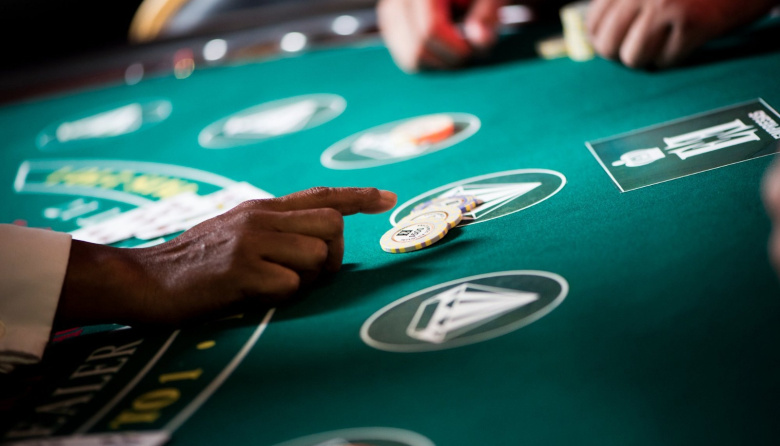 No va más: acumula deuda alimentaria con sus hijos y la justicia de Bariloche le prohibió entrar al casino