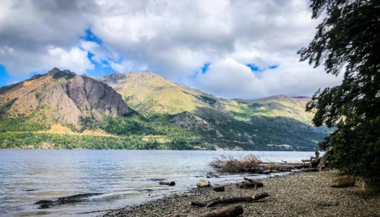 Violó una restricción perimetral, golpeó a su ex en el lago Gutiérrez y fue linchado por testigos