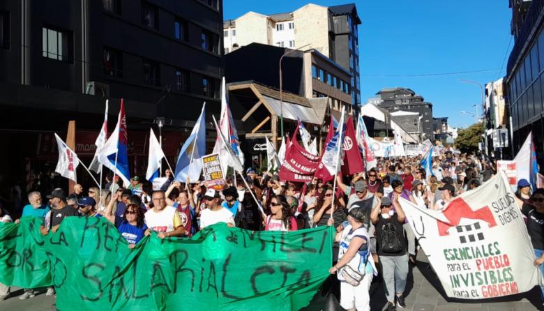 "No tiene un solo artículo que beneficie a los laburantes": Bariloche en la calle contra la reforma laboral