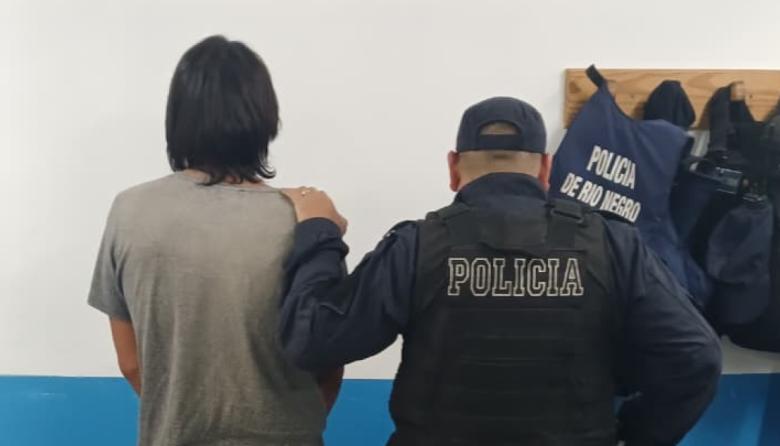 Lo apuñaló después de que tiró a su hija de un auto en movimiento