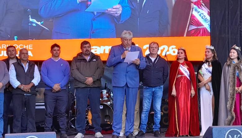 "Ahora te portaste bien": Cortés cerró con humor una entrevista tensa en pleno carnaval